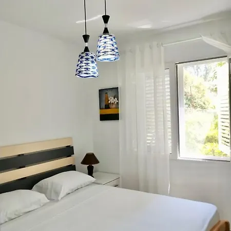 Apartment With Enchanting Garden *