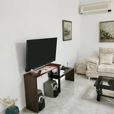 With Enchanting Garden Apartment *