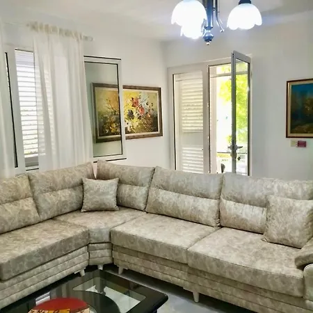 With Enchanting Garden Apartamento Golem (Tirana)