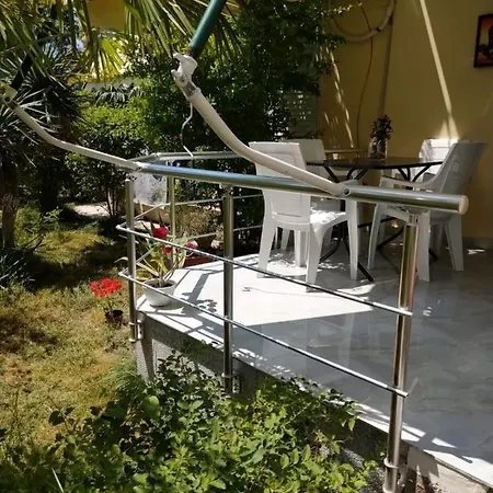 With Enchanting Garden Apartamento *