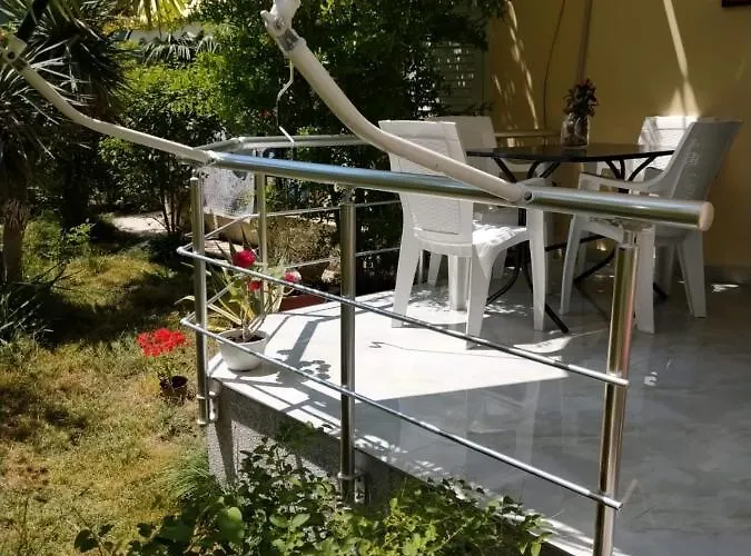 With Enchanting Garden Apartament *